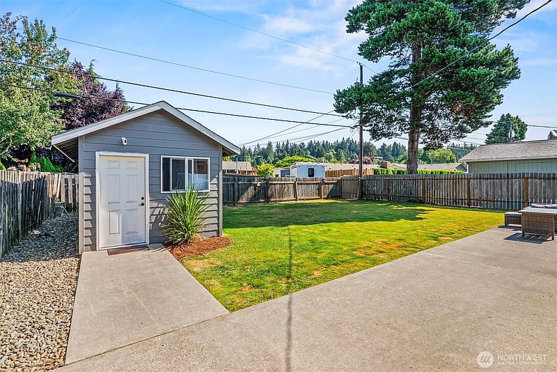 4th image of 2580 Taylor Avenue