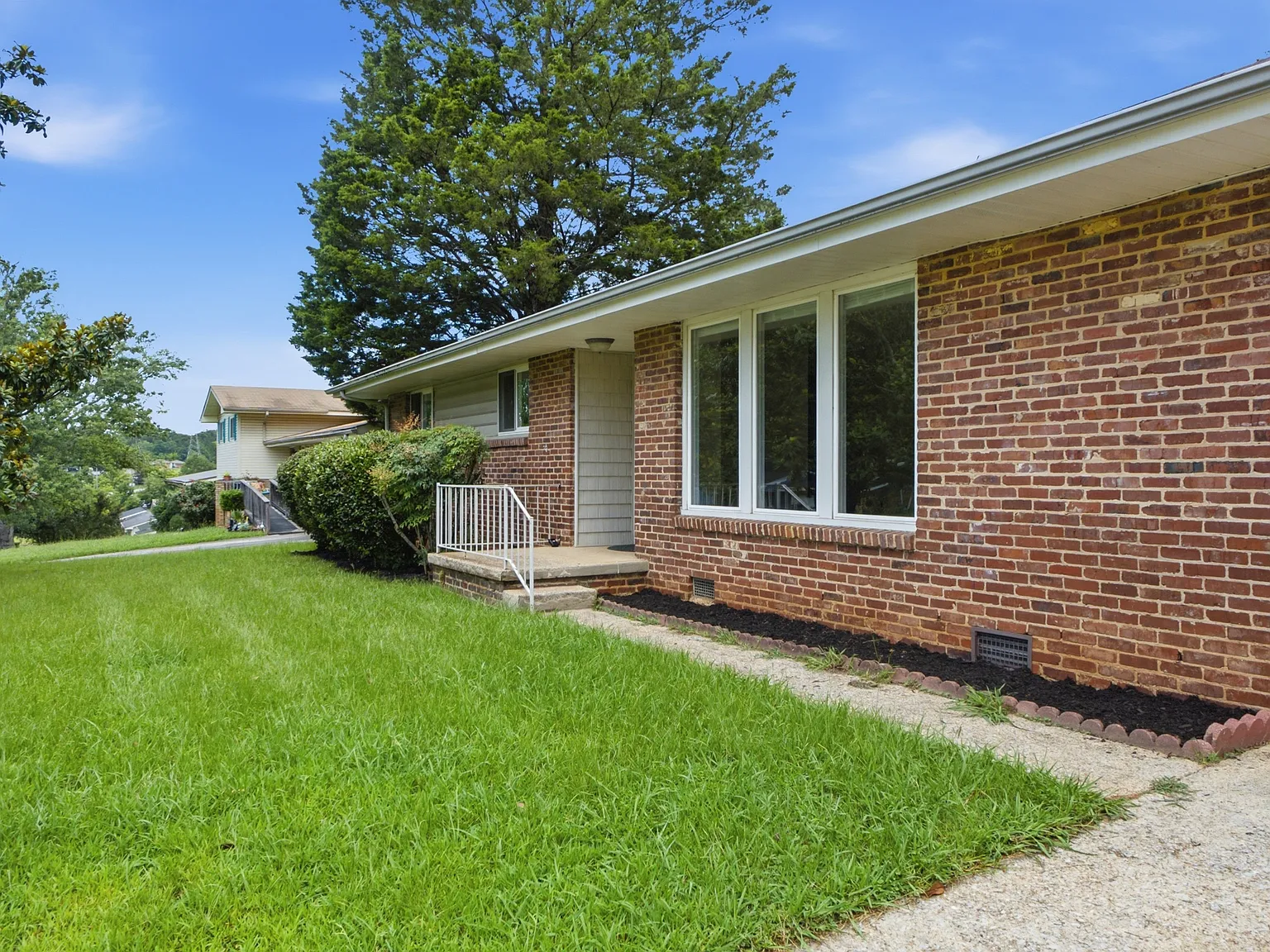3 bed, 1.5 bath, 1435 sqft, $2,000 — Photo 3