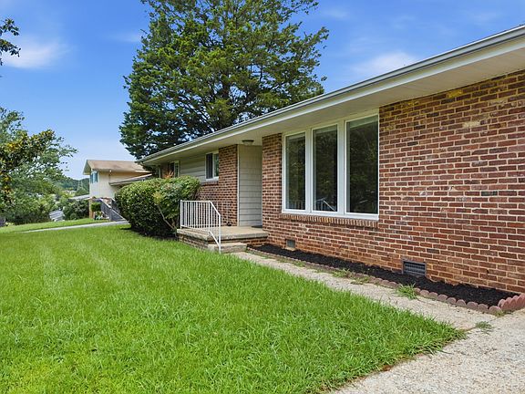 3rd image of 4727 Briarwood Dr