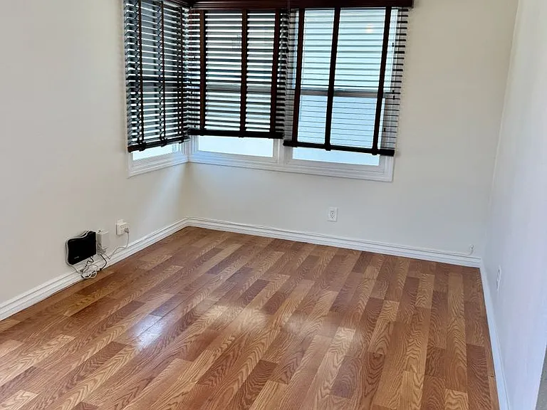 2534 Cedar Ave — Photo 5