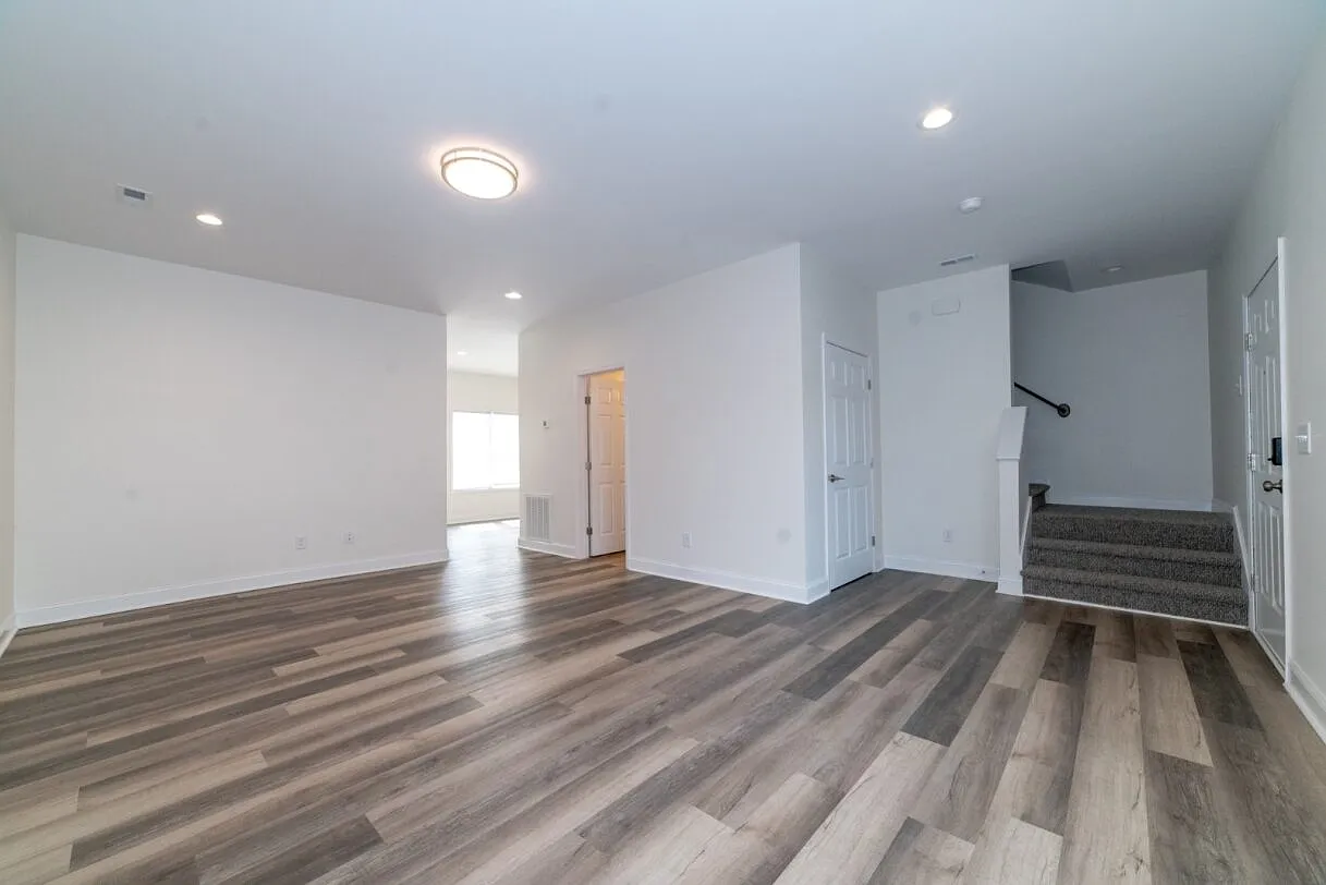 Midway Townhome — Photo 2