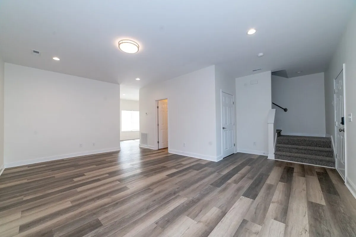Building Photo - Midway Townhome