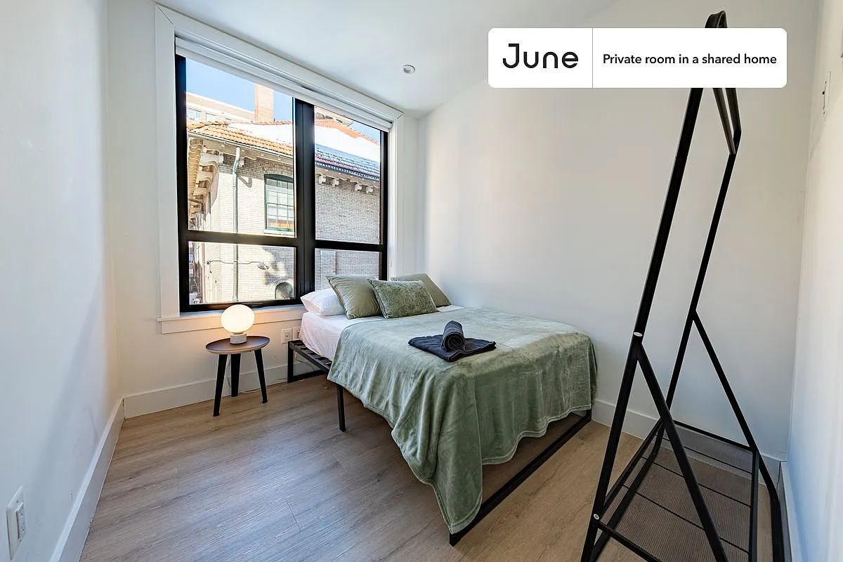 Queen bedroom in 4 bed/2 bath home in Dupont Circle #1908 A — Photo 1