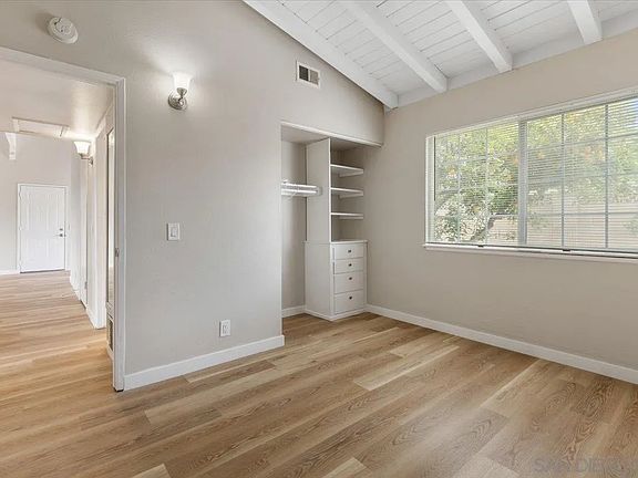 5th image of 375 Crystal Dr