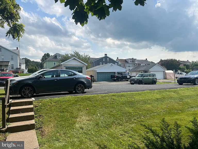 526 Broad St — Photo 3