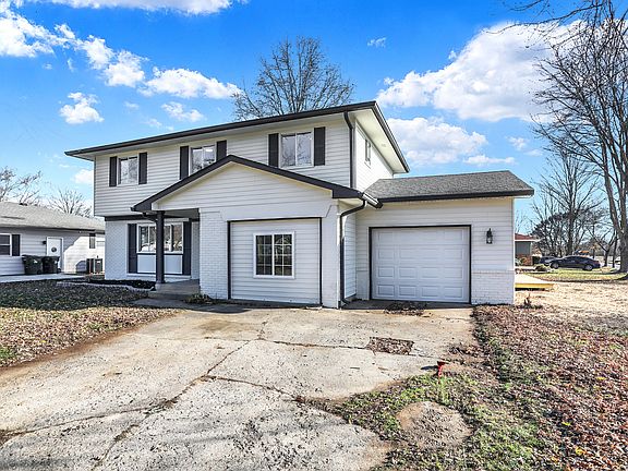 3rd image of 701 Laurel Ln