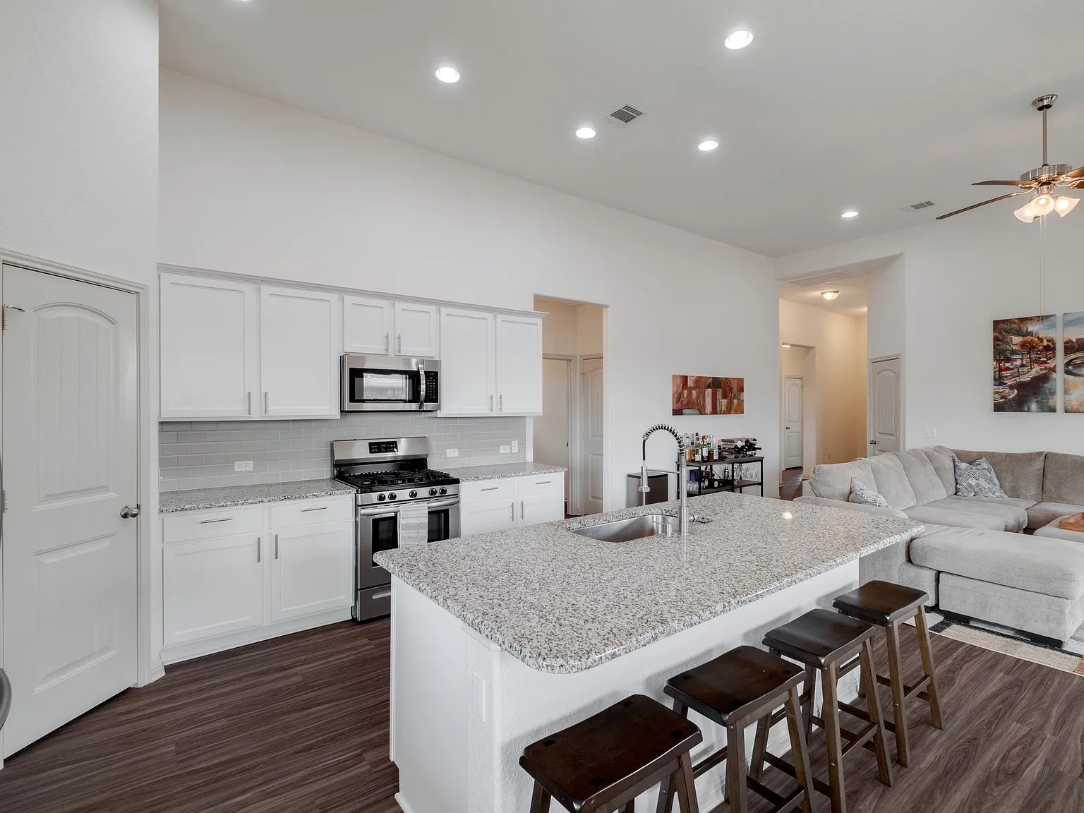3 bed, 2.0 bath, 1863 sqft, $2,195 — Photo 4