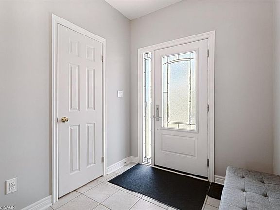 3rd image of 2092 English Cres