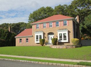 7 Timber Ridge Dr, Hauppauge, NY 11788