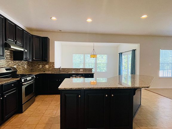 3rd image of 32 Runyon Dr