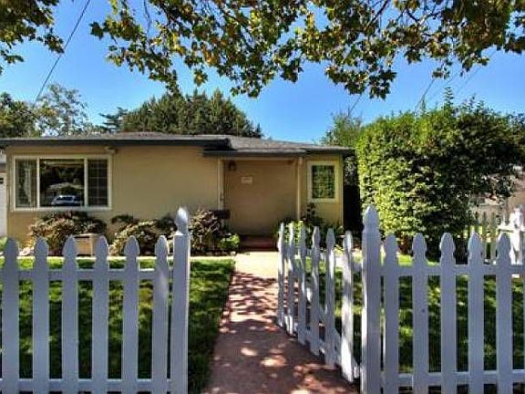 Cute Fenced Front Yard
