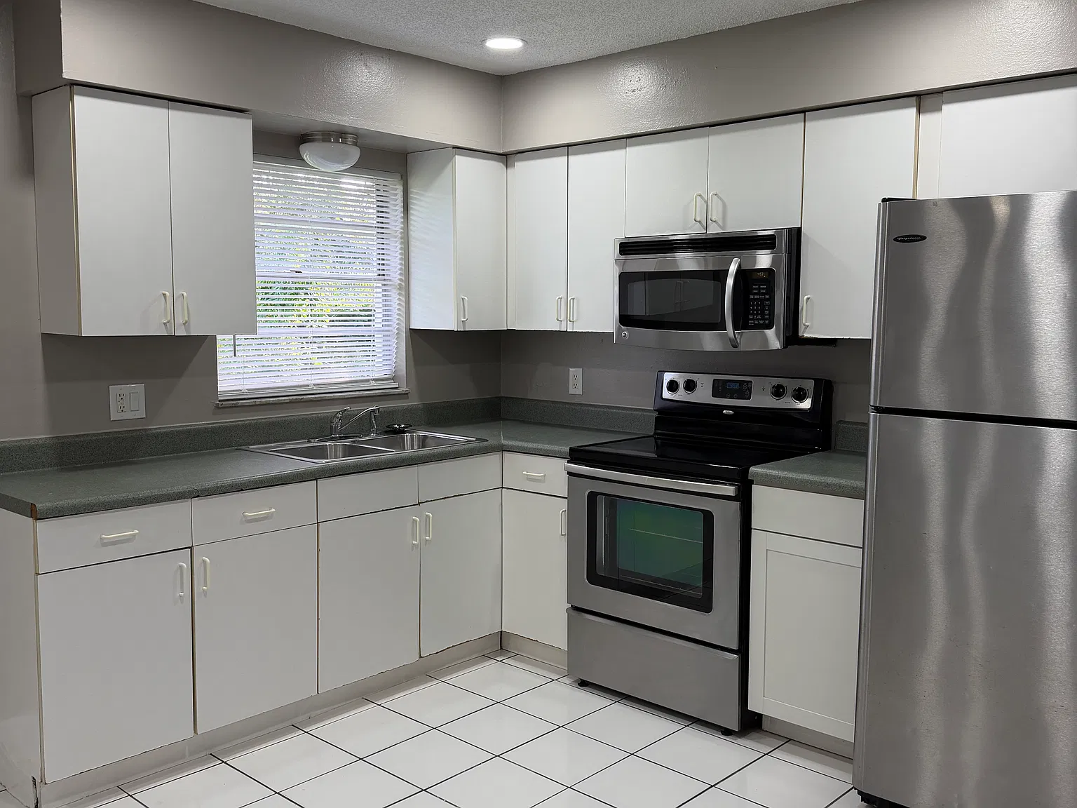 3 bed, 1400 sqft, $1,575 — Photo 2
