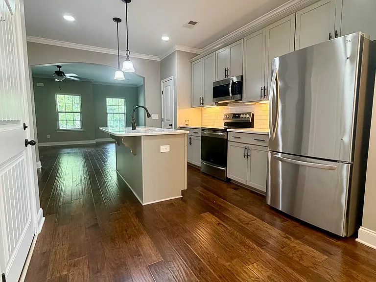 235 Claremont Ct — Photo 12