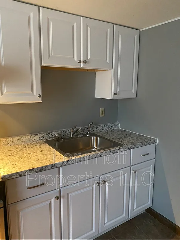 4 bed, 1.0 bath, $2,500 — Photo 2