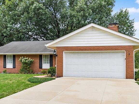 4th image of 1169 Surrey Dr