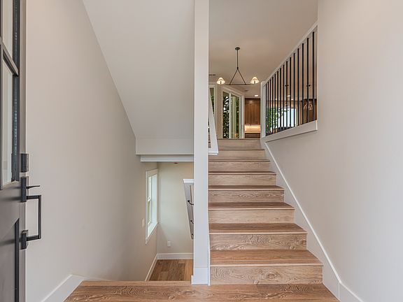3rd image of 464 SE Haddock Ln
