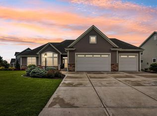 W220N4731 Woodleaf Way, Pewaukee, WI 53072