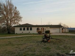 8885 Chestnut Rd, Henryetta, OK 74437