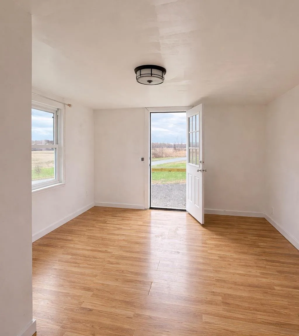 3 bed, 1.0 bath, 712 sqft, $1,800 — Photo 2