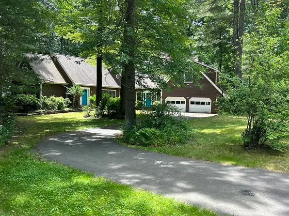8 Foxglove Ln, Amherst, MA 01002
