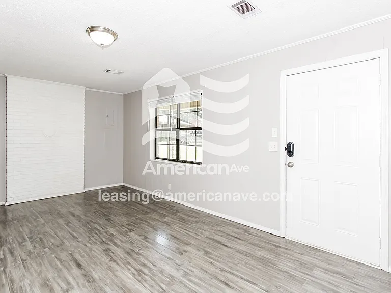 419097_005_living_room_5.jpg