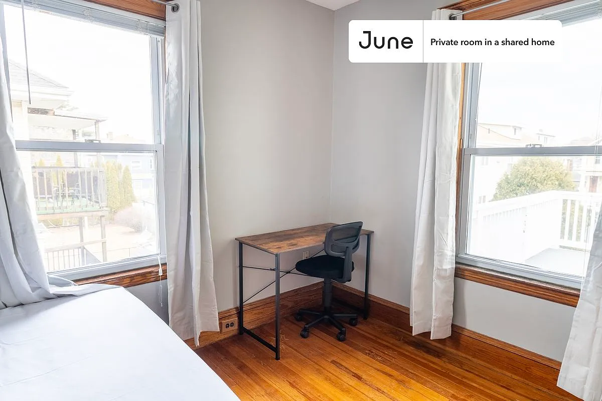 Queen bedroom in 5 bed/2 bath home in Medford #1834 A — Photo 3