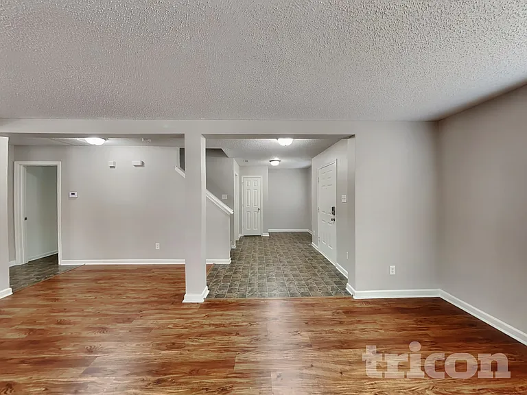 901 Skywatch Ln — Photo 2