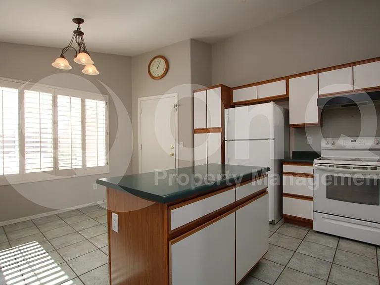 1172 W 18th Ave — Photo 3