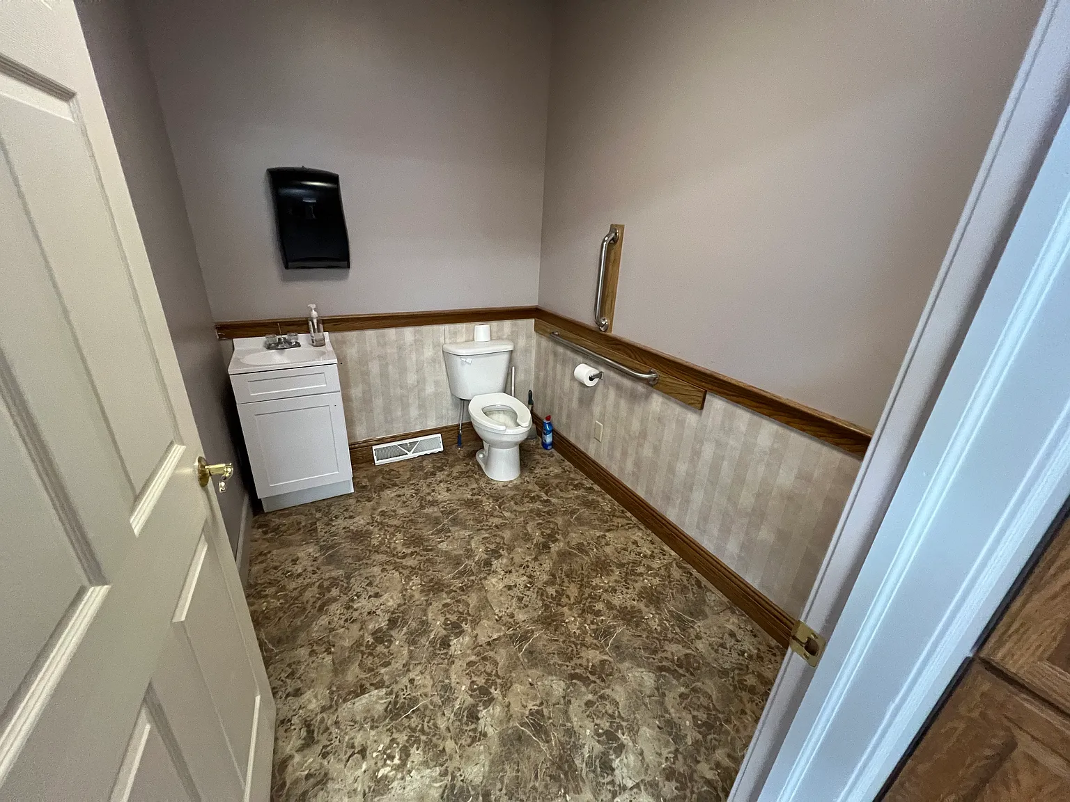 Studio, 900 sqft, $600 — Photo 3