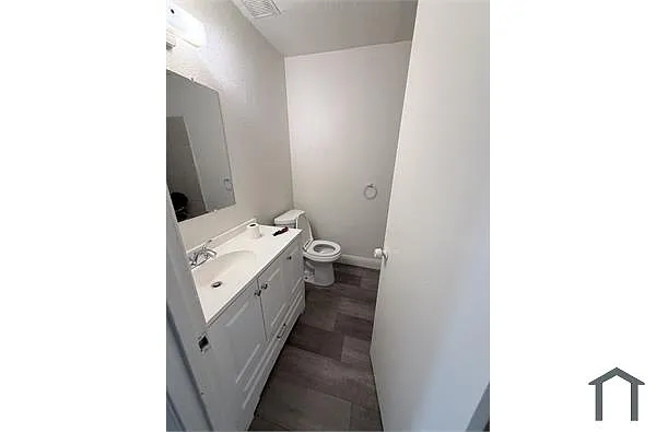 Building Photo - 2719 E Hammond Ave #201