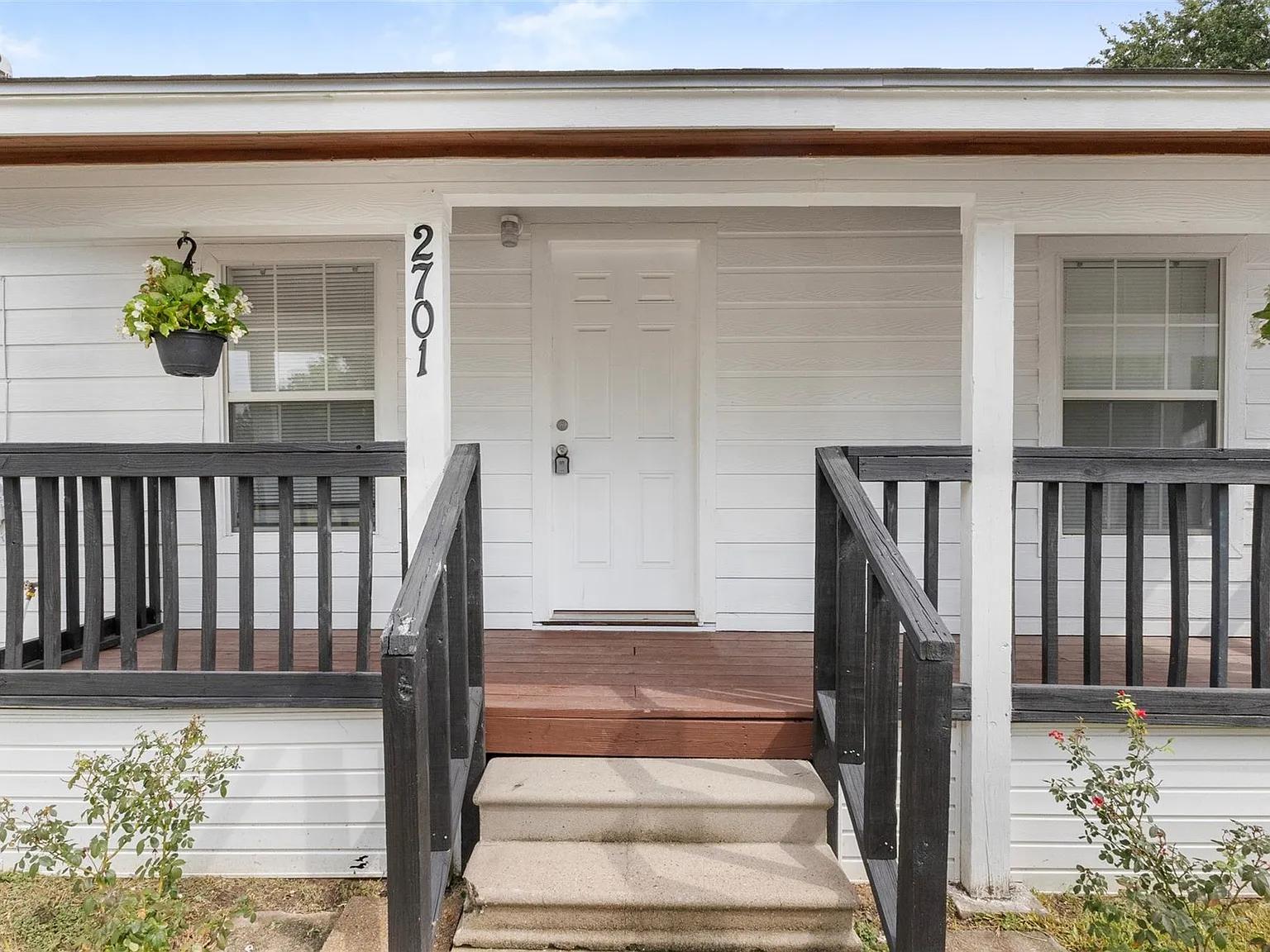 3 bed, 1.0 bath, 1560 sqft, $1,750 — Photo 2