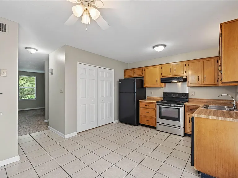 921 Kingsbury Dr #C — Photo 13