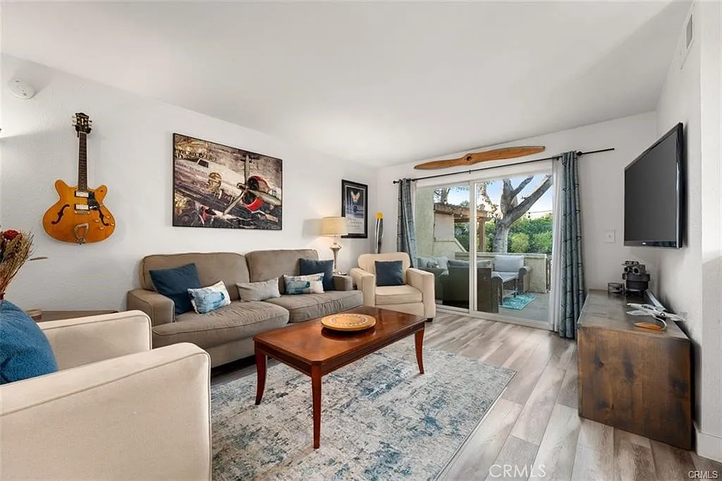 3 bed, 1175 sqft, $3,300 — Photo 4
