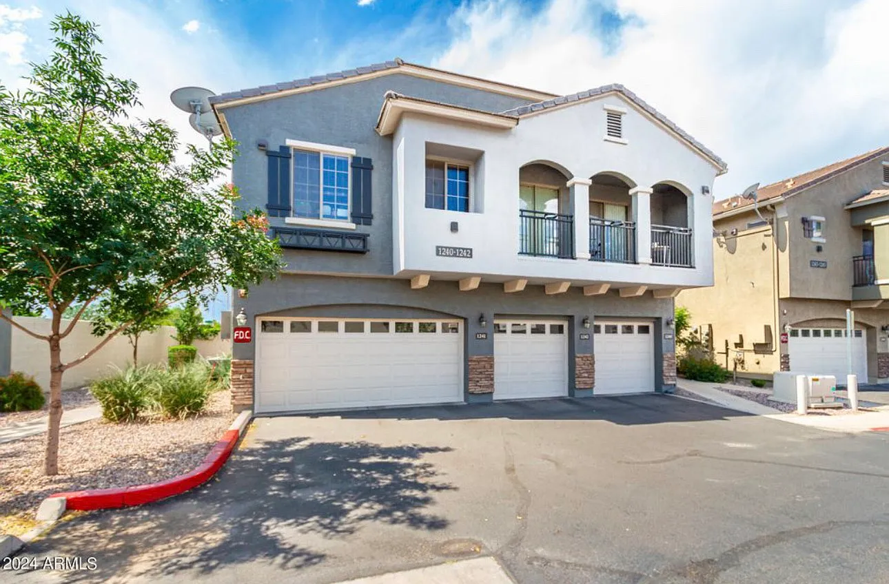 3 bed, 2.5 bath, 1399 sqft, $2,950 — Photo 1