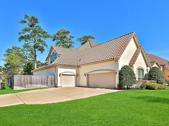 Love that the garage is on the side. This massive lot is over 10,000 SF, with a triple wide driveway and three car garage nestled on a cul de sac with a corner lot. Home was freshly painted with high quality stucco paint July 2017. Tile roof is a nic