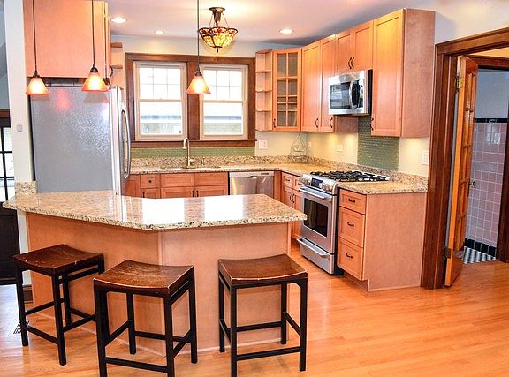 3rd image of 6235 N Harlem Ave