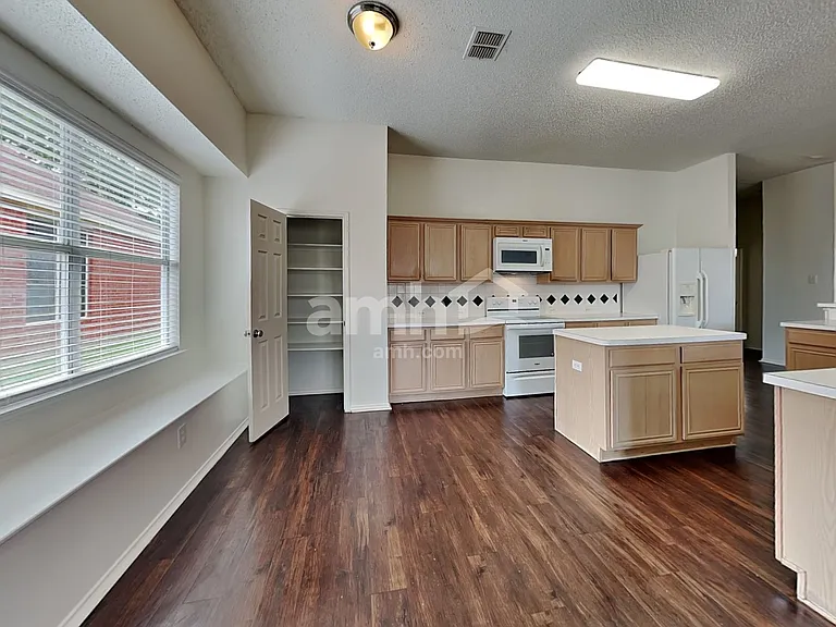 300 Trailwood Dr — Photo 5