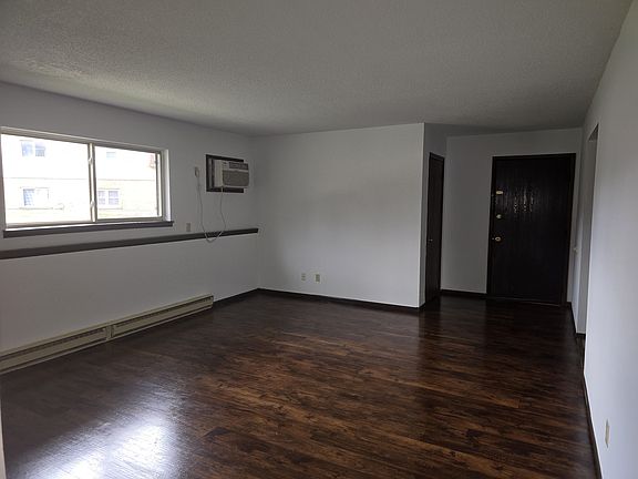 3rd image of 940 Stratford Dr E APT 4
