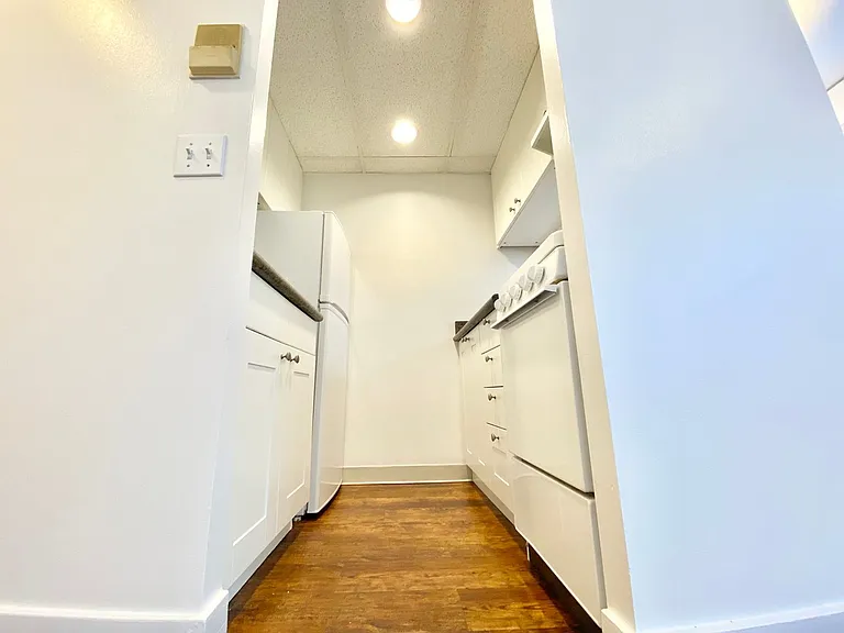 Burlingame Apartments — Photo 6