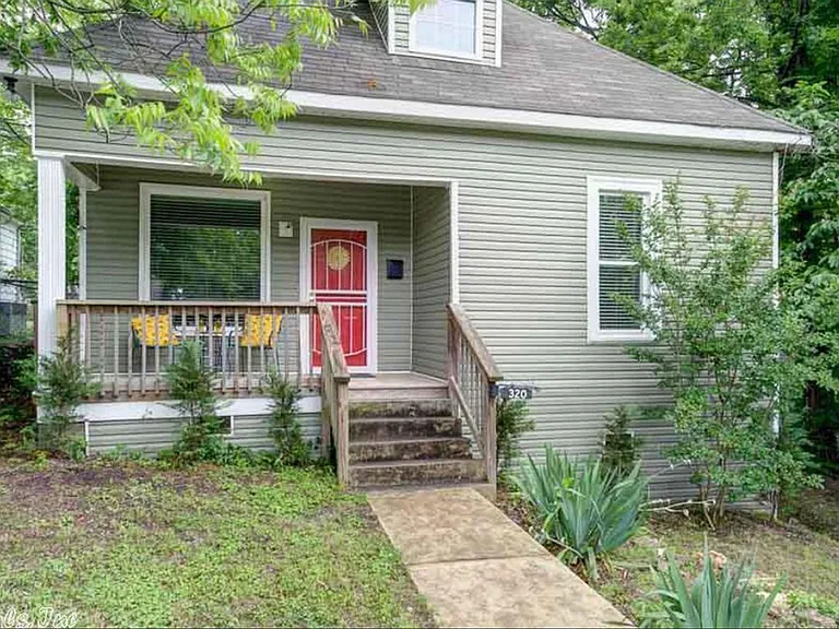 320 S Oak St — Photo 1