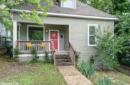320 S Oak St Photo 1