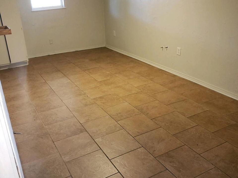 2nd image of 915 W Main St