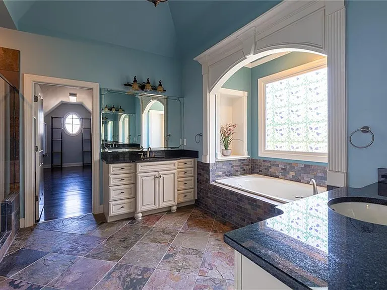 2360 Manor Creek Ct — Photo 35