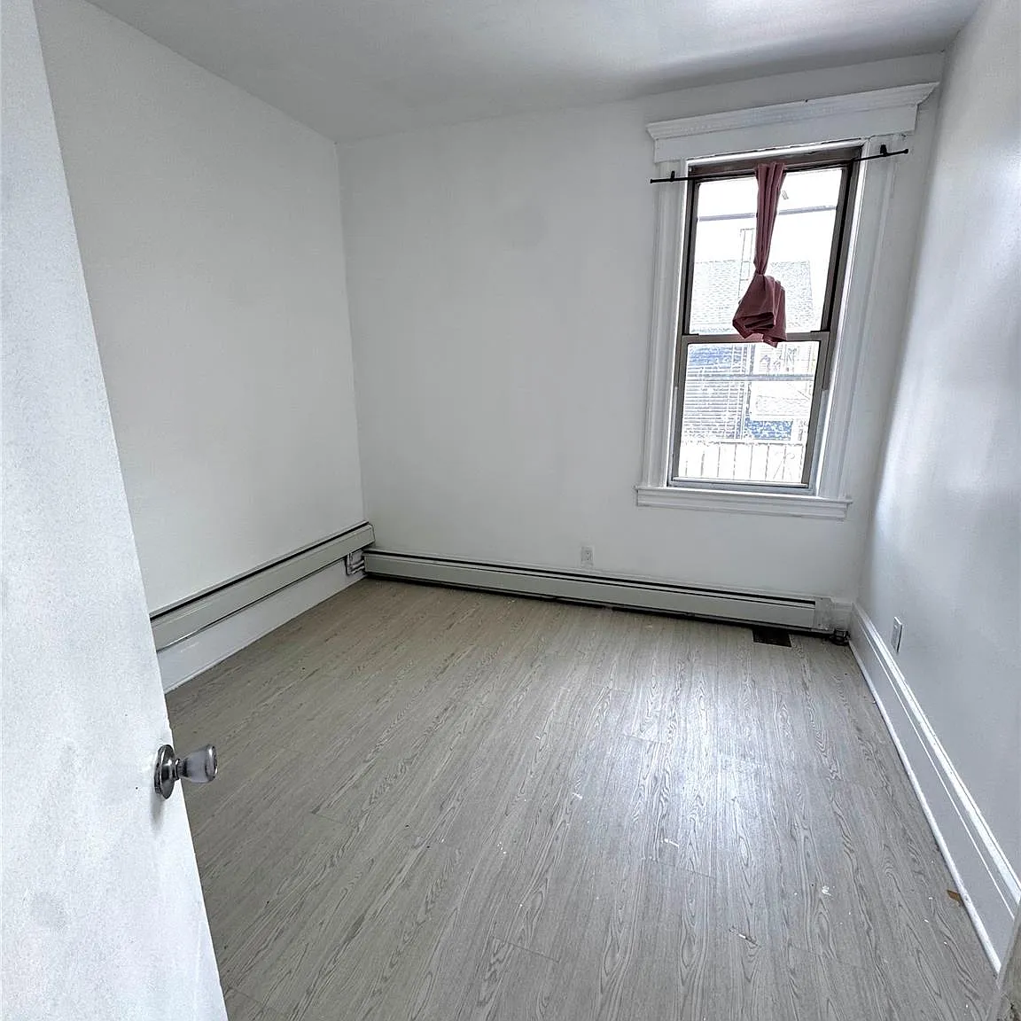 5 bed, 1.0 bath, 4025 sqft, $3,800 — Photo 4