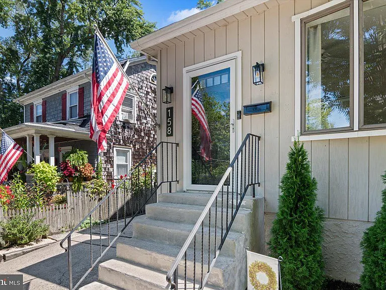 158 Lafayette Rd — Photo 1