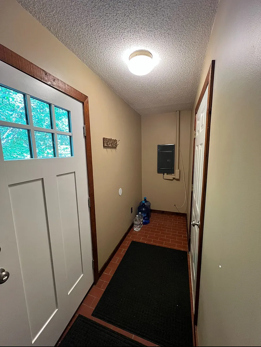 Ground level entry foyer - 4367 Alpine Ln