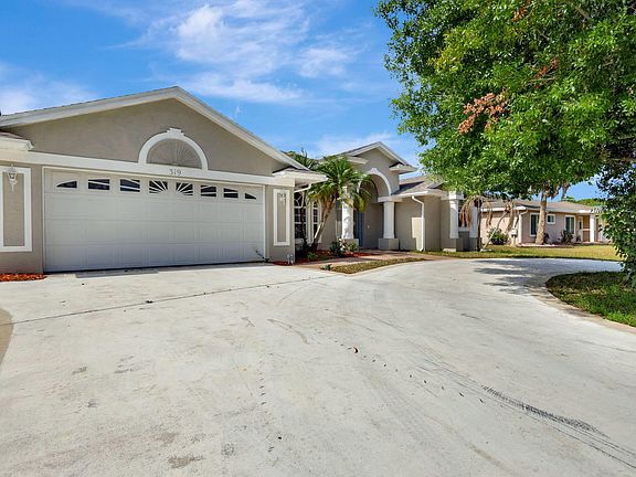 2nd image of 319 SW Majestic Terrace