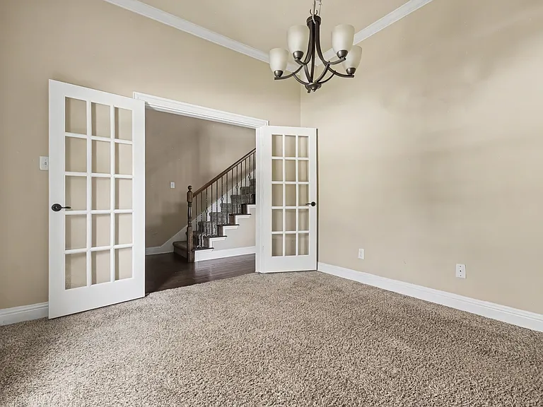 604 Darby Ln — Photo 6