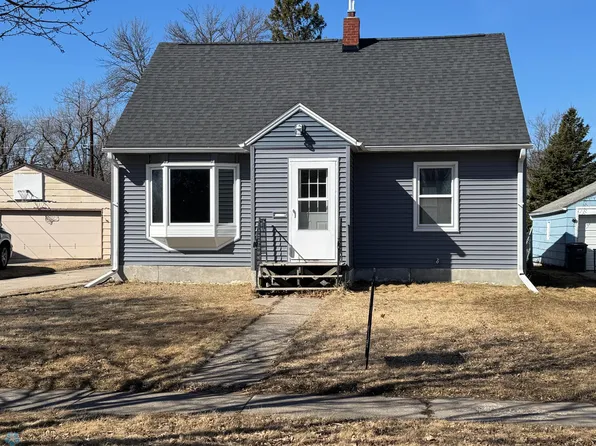 611 17th St N, Moorhead, MN 56560