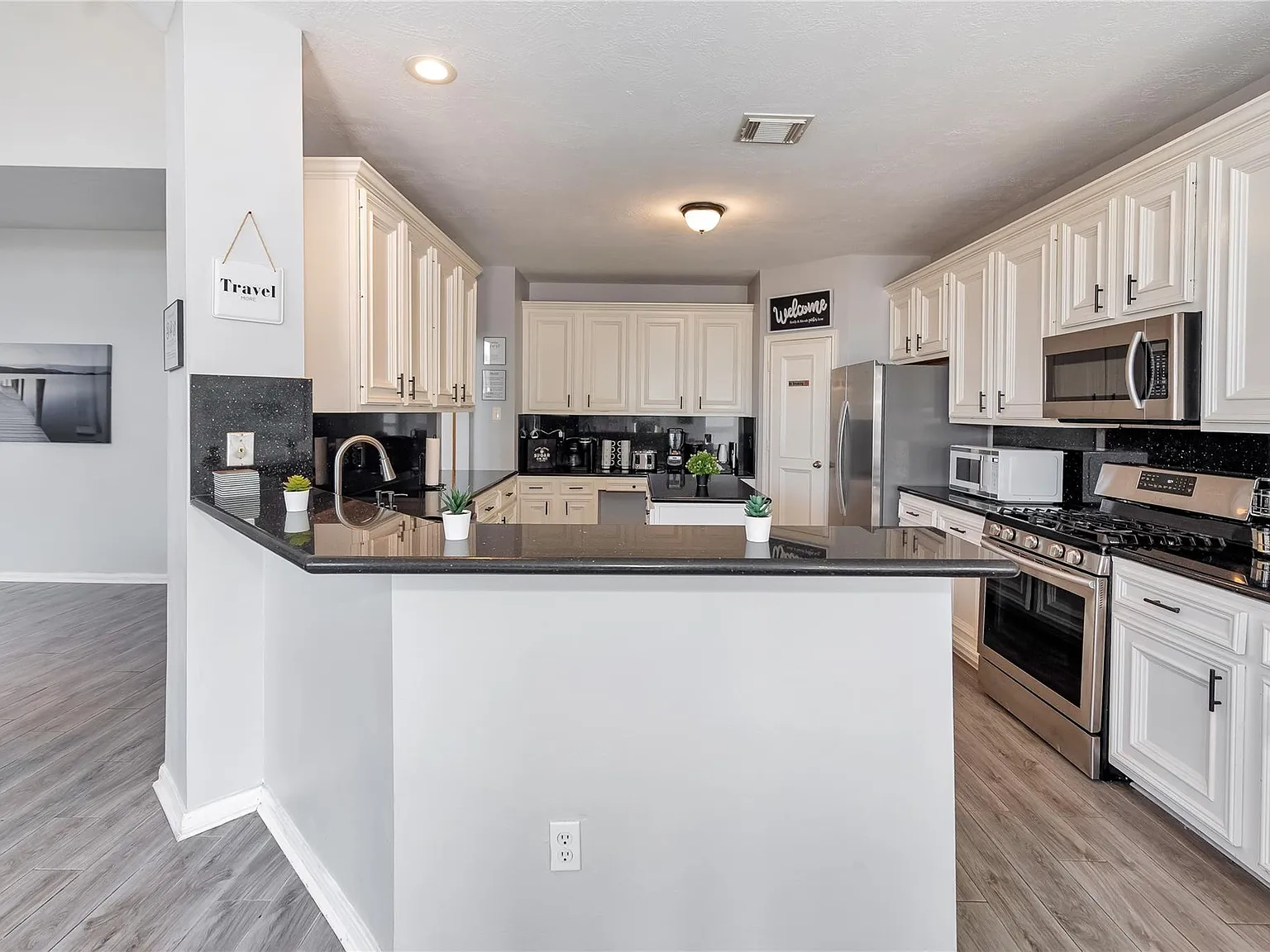7 bed, 3.5 bath, 4600 sqft, $7,800 — Photo 3